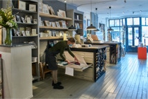 de lijstenmakerij, de winkel.